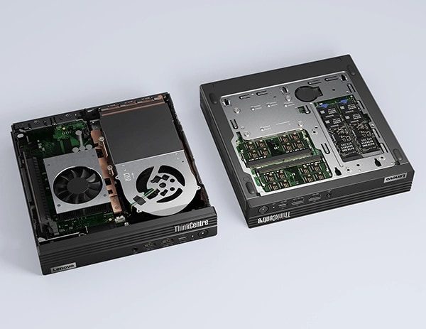 Zwei Lenovo ThinkCentre M90q Gen 4 Tiny (Intel) PCs, flach liegend, einer ohne linke Seitenwand, einer ohne rechte Seitenwand, jeweils mit Blick auf die internen Komponenten.